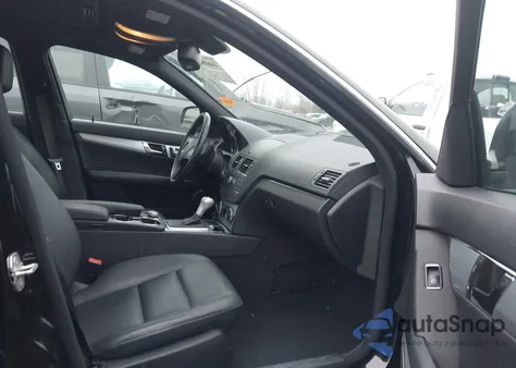 2009 Mercedes-Benz C 300 z USA, uszkodzony, nr VIN WDDGF81X59F281848